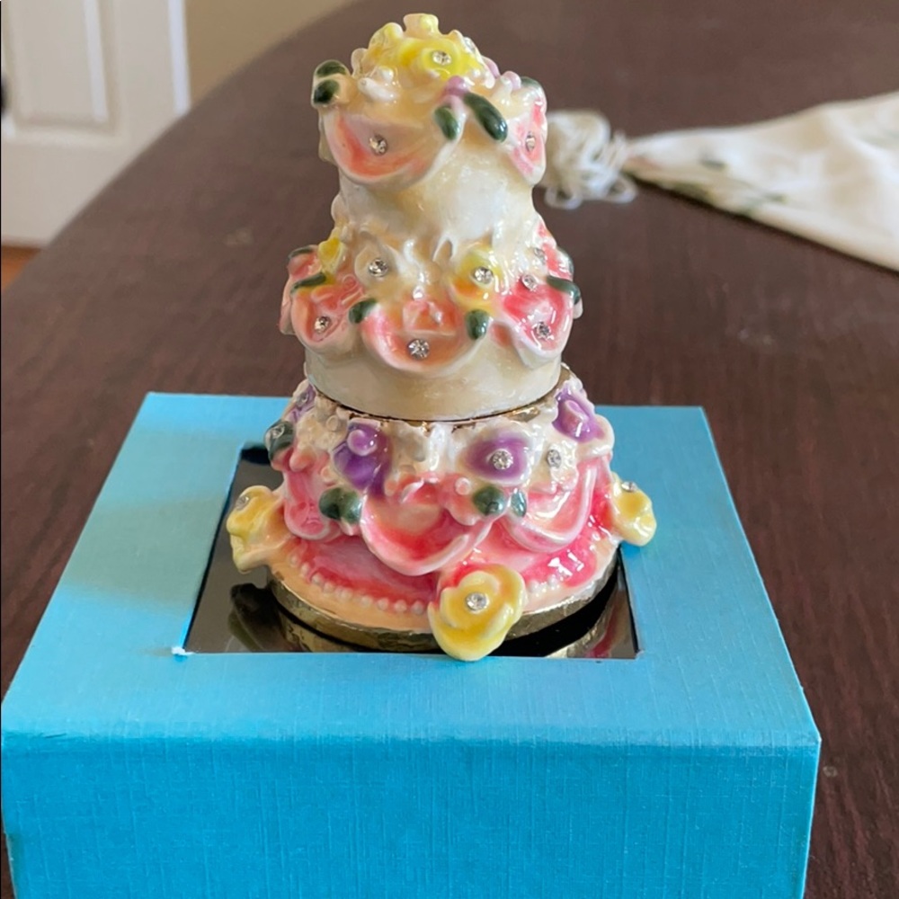 ✨✨BRAND NEW✨✨Cake ornament